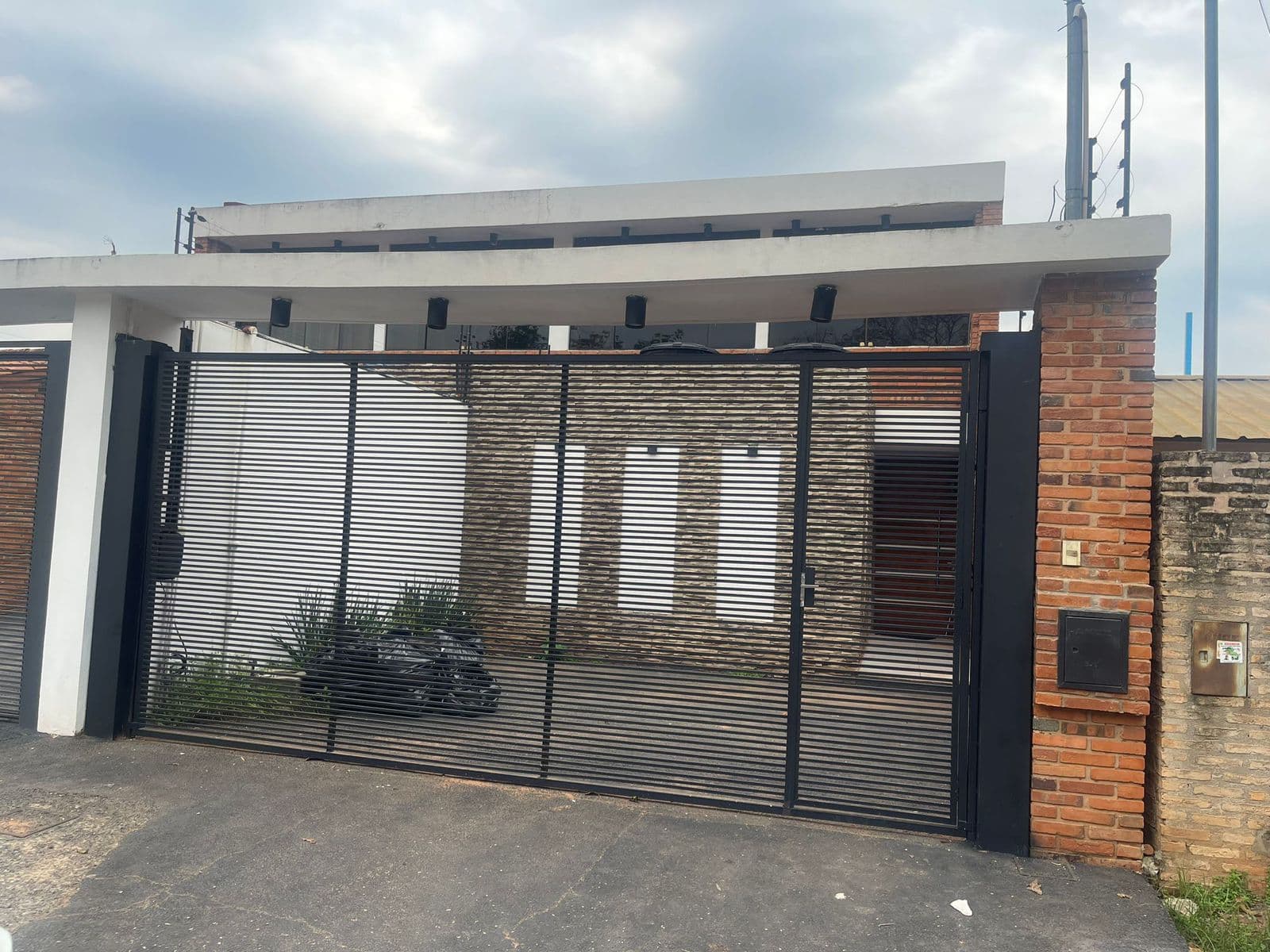 Exclusiva Residencia en Alquiler: 4 Dormitorios, 4 Baños, 2 Garages, Piscina y Ubicación Premium en Zona Shopping Pinedo. – 3