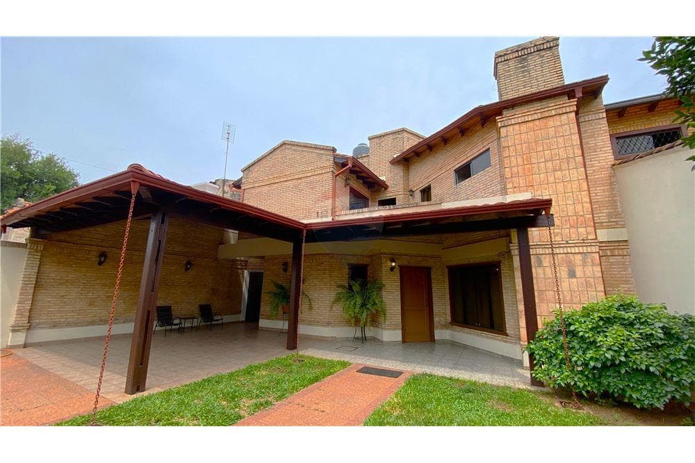 Casa a la venta en zona residencial de Fdo de la Mora Zona Norte- Ingavi