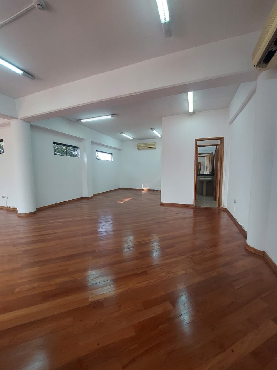 ALQUILO AMPLIA OFICINA CORPORATIVA – 3