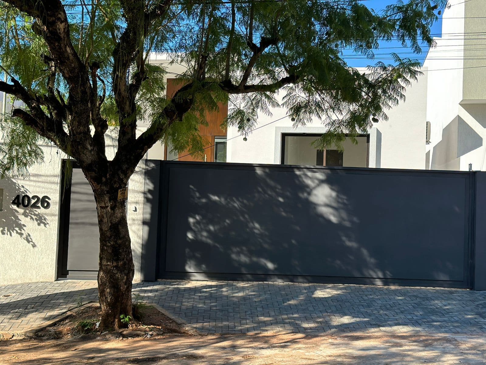 CASA  MODERNA - ALQUILER - BARRIO MBURICAO