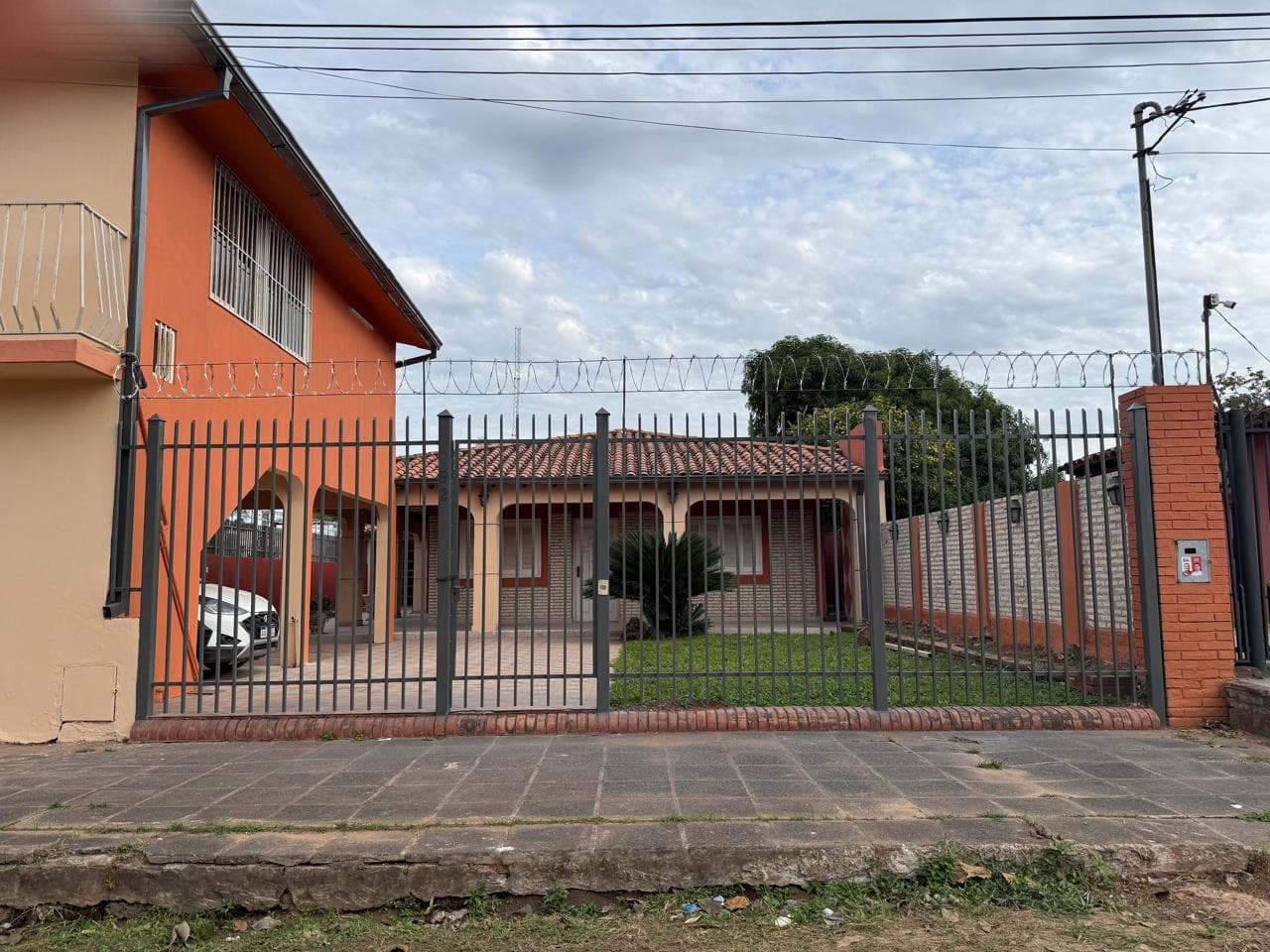 ALQUILO CASA EN SAN LORENZO P/OFICINA O CONSULTORIO