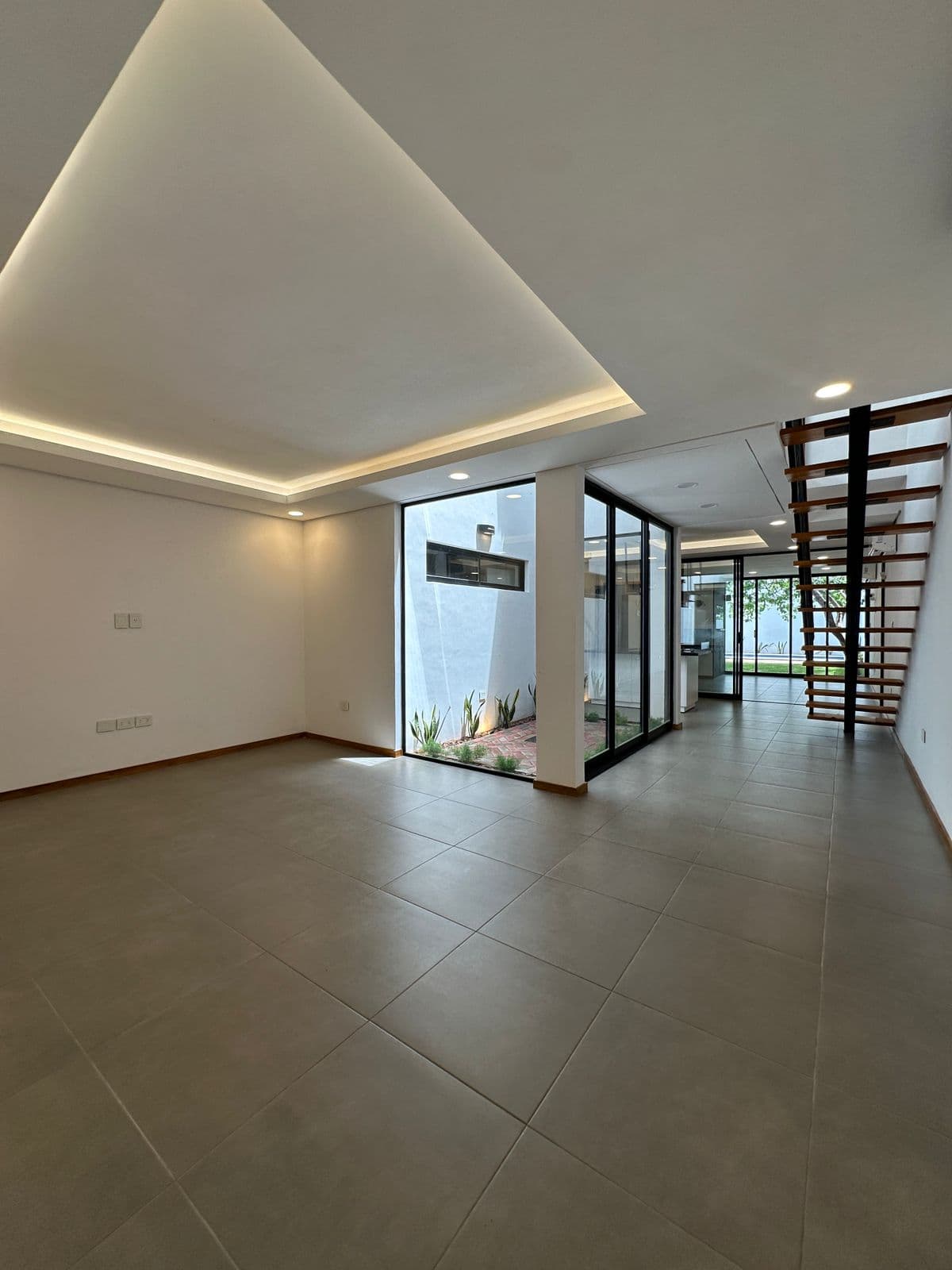 EN VENTA HERMOSO Y AMPLIO DUPLEX A ESTRENAR ZONA MADERO LUQUE – 3