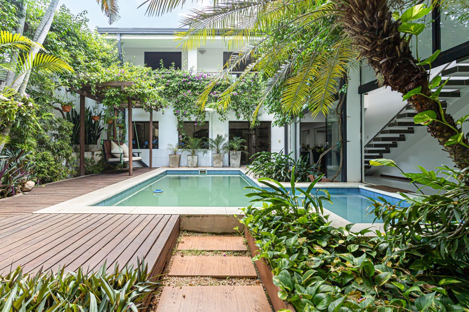 ALQUILO HERMOSA CASA AMOBLADA BARRIO MARISCAL - 3800 USD – 3