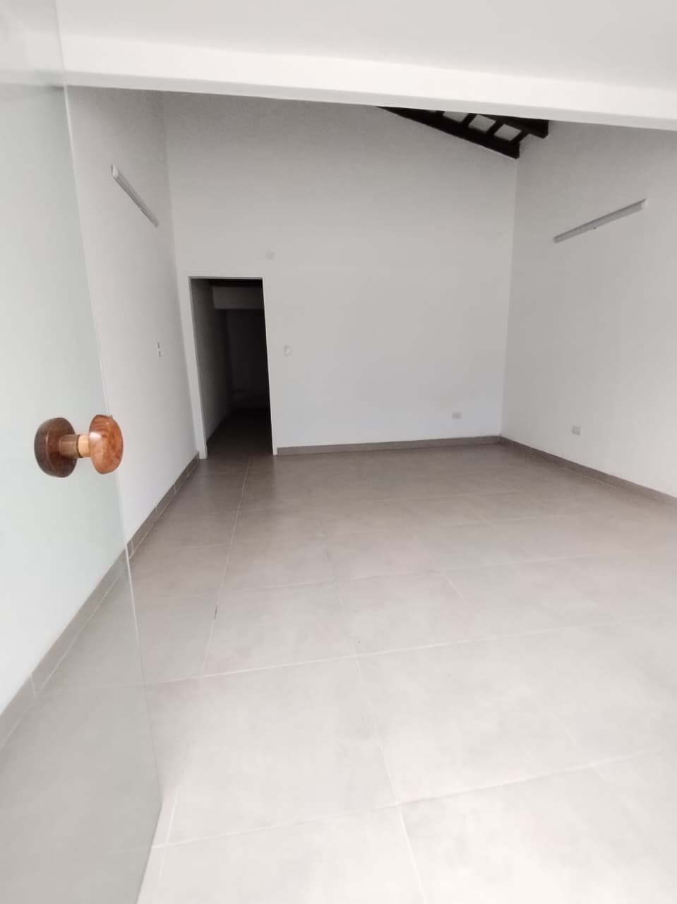 Alquilo Salón Comercial/Oficina – Av. C.A López (frente al Súper Villa Sofía) – 2