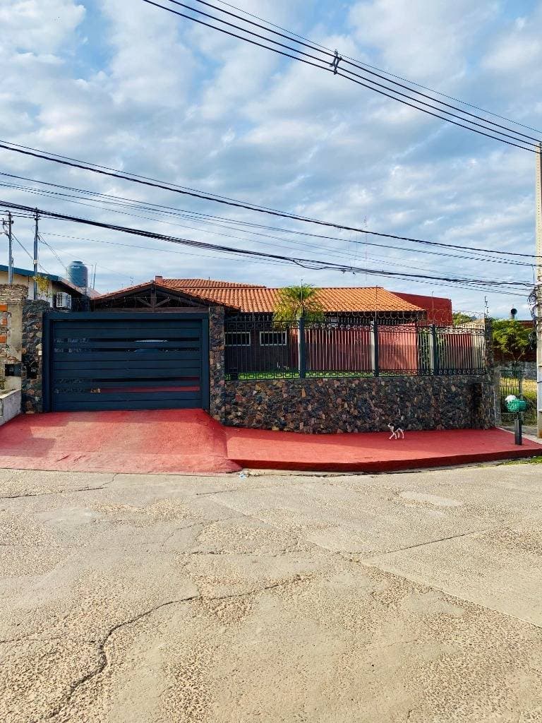 VENDO CASA DE 5 DORMITORIOS EN FERNANDO DE LA MORA - ZONA ACCESO SUR