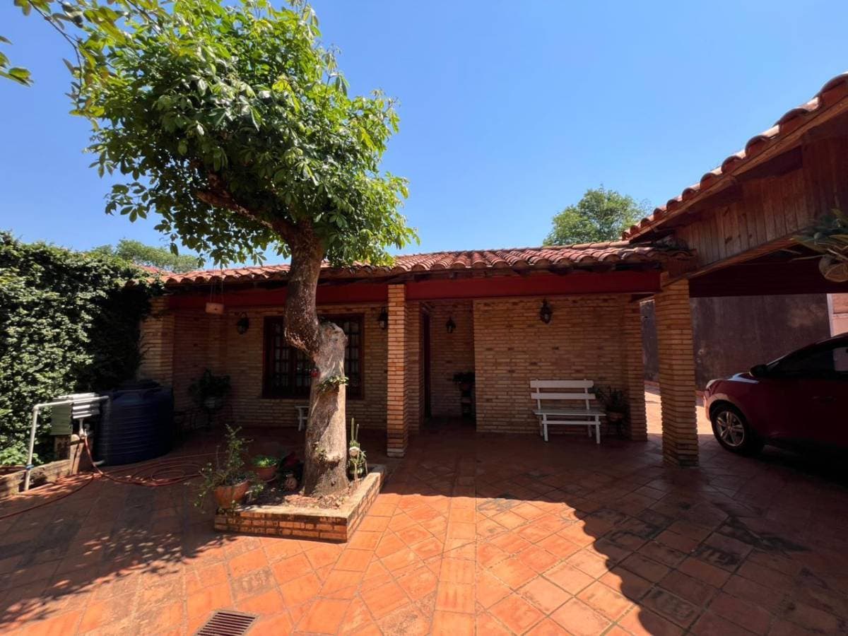 EN VENTA CASA DE TRES HABITACIONES EN LUQUE (A REMODELAR)