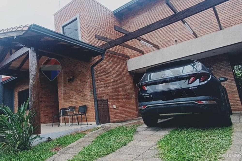ALQUILO HERMOSA RESIDENCIA EN LAMBARE