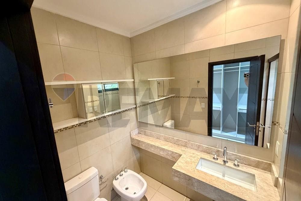 DOS DORMITORIOS EN SUITE + SERVICIO