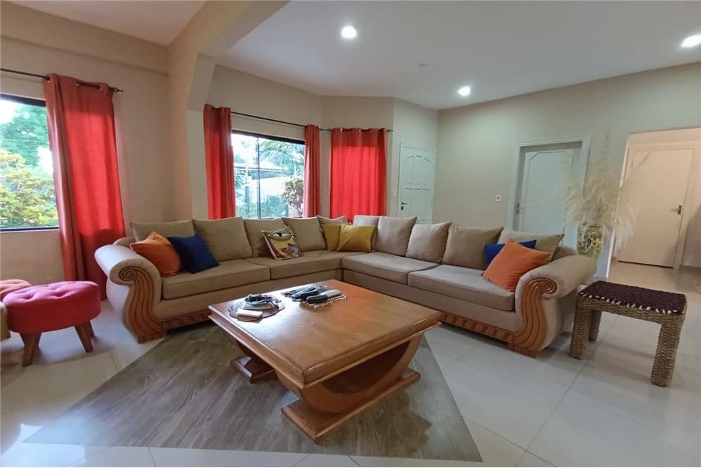 Hermosa residencia en el Casco Urbano-Capiata – 2