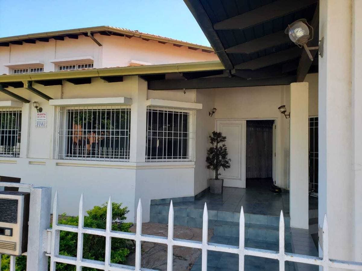 Alquilo Amplia Casa En Barrio Herrera – 2