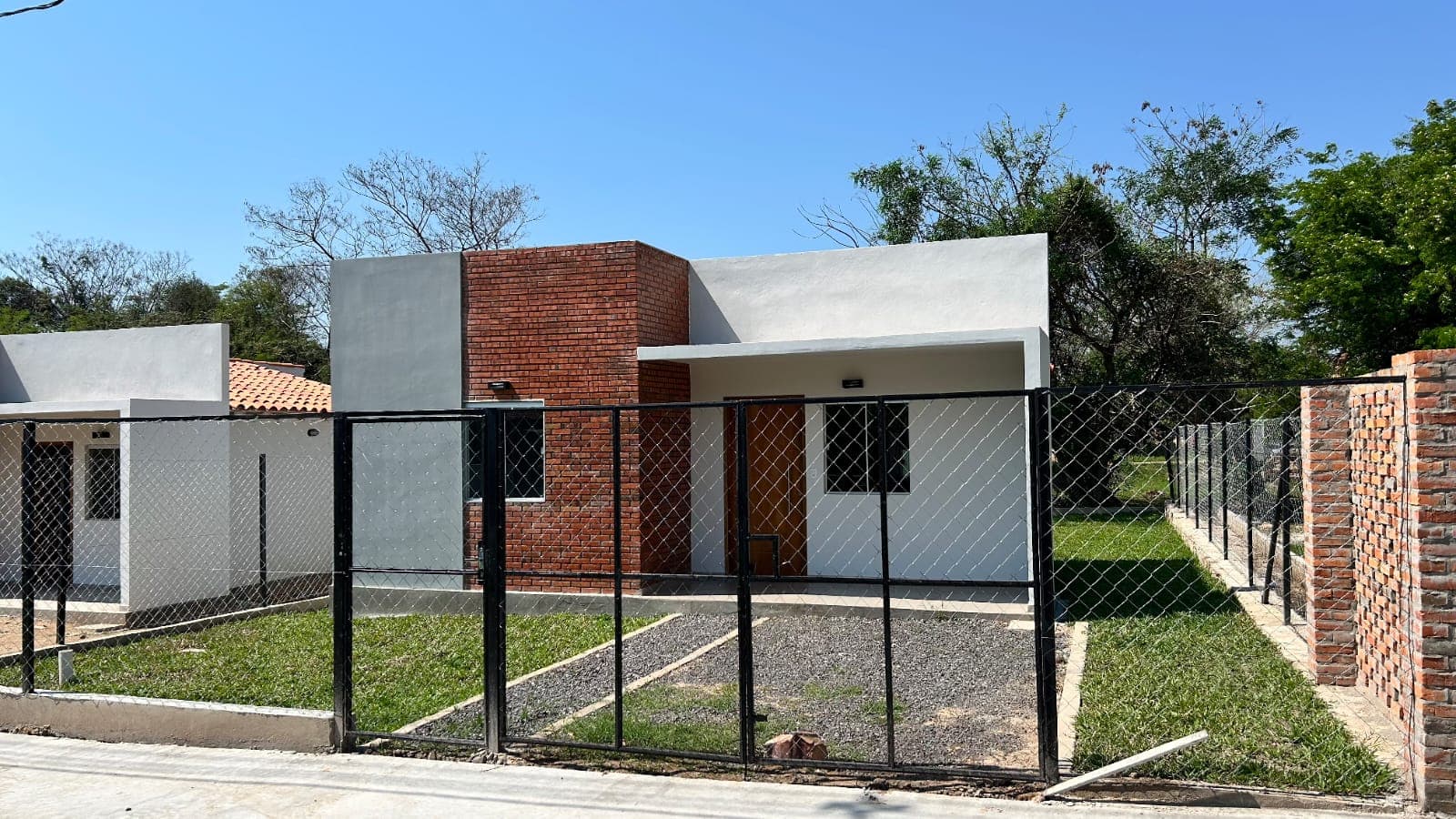 EN VENTA CHALET EN BARRIO VIDA - LUQUE- MORACUE