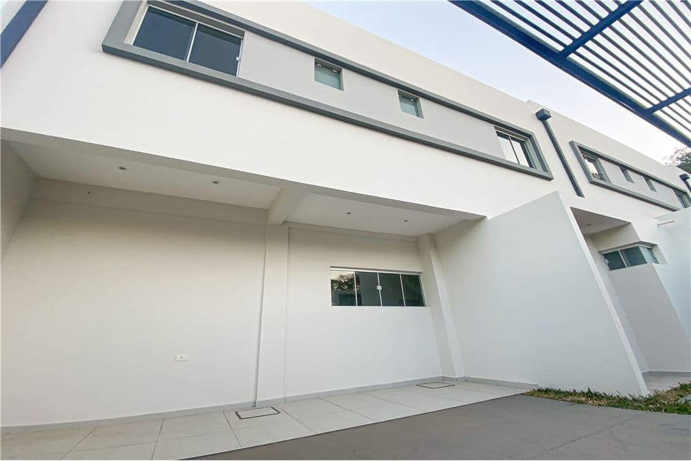 EN VENTA DUPLEX CON PATIO ZONA SUPER 6 LAURELTY – 2