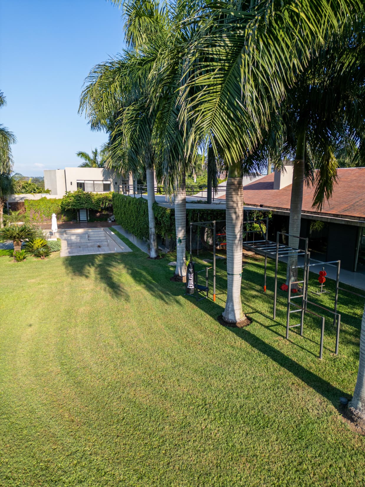 VENDO HERMOSA RESIDENCIA MINIMALISTA - SURUBI´I - FRENTE AL CLUB CENTENARIO – 2