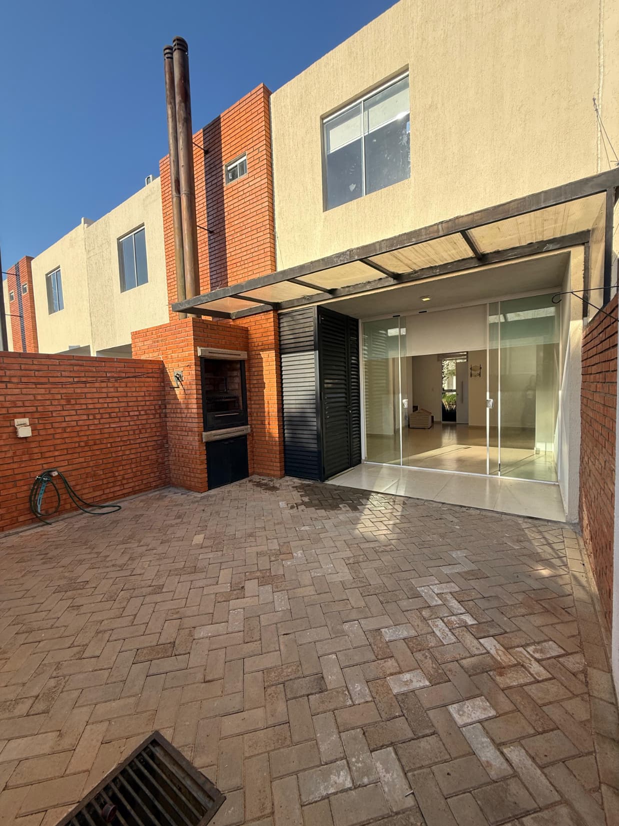 ALQUILO DÚPLEX EN LUQUE – 2 DORMITORIOS EN SUITE EN BARRIO CERRADO