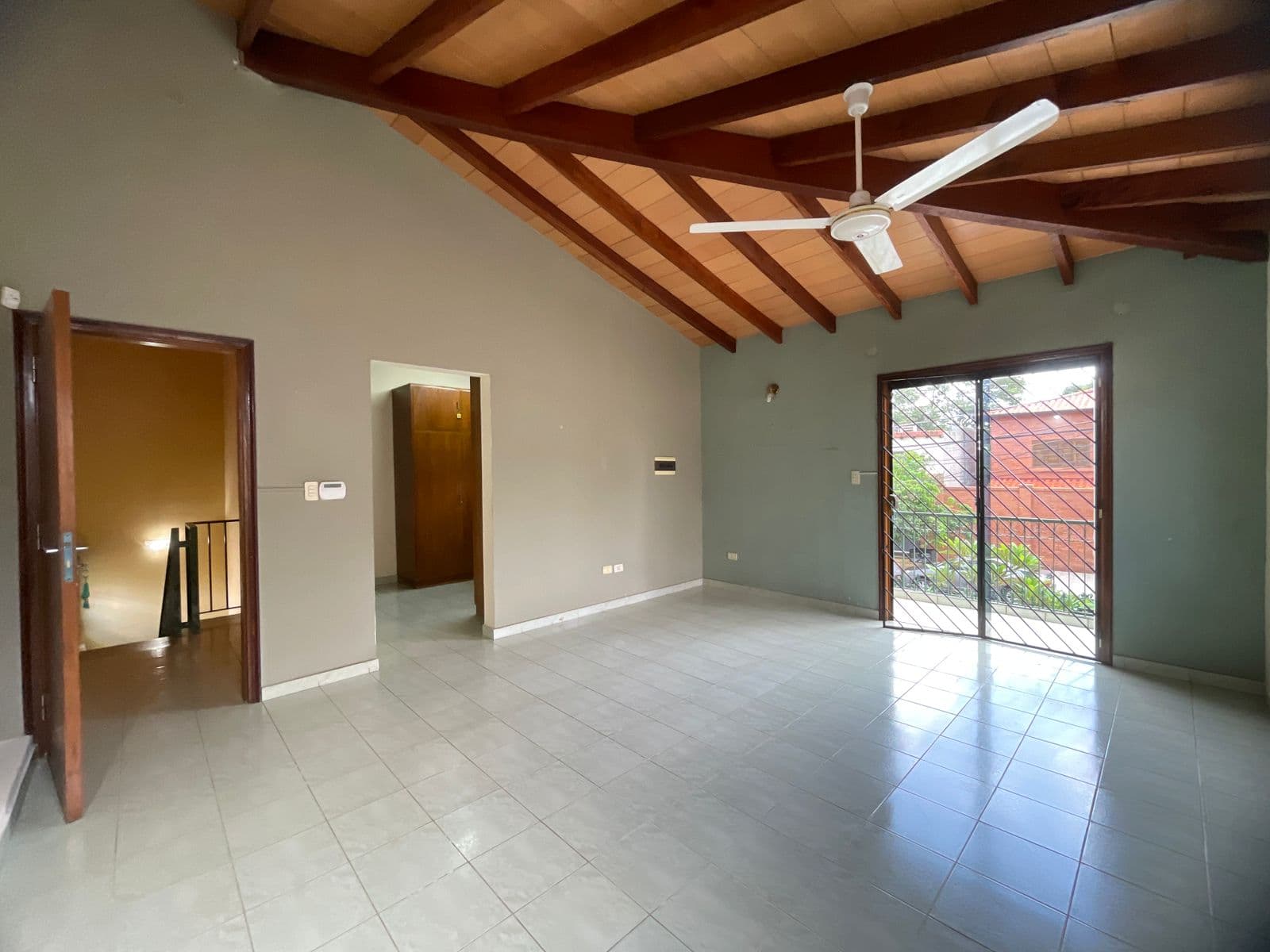 EN ALQUILER – Amplia Casa de 2 Plantas en Barrio Nazareth – 3