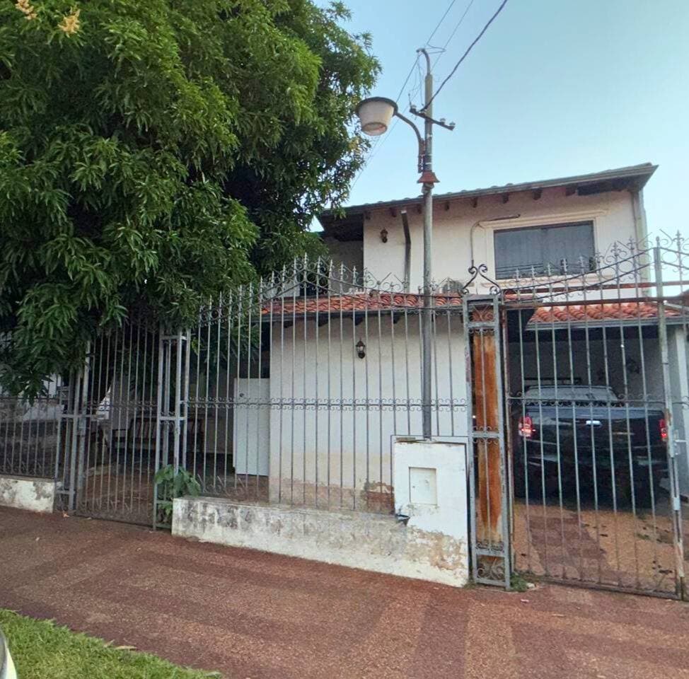 VENDO AMPLIA CASA A DEMOLER O REFACCIONAR