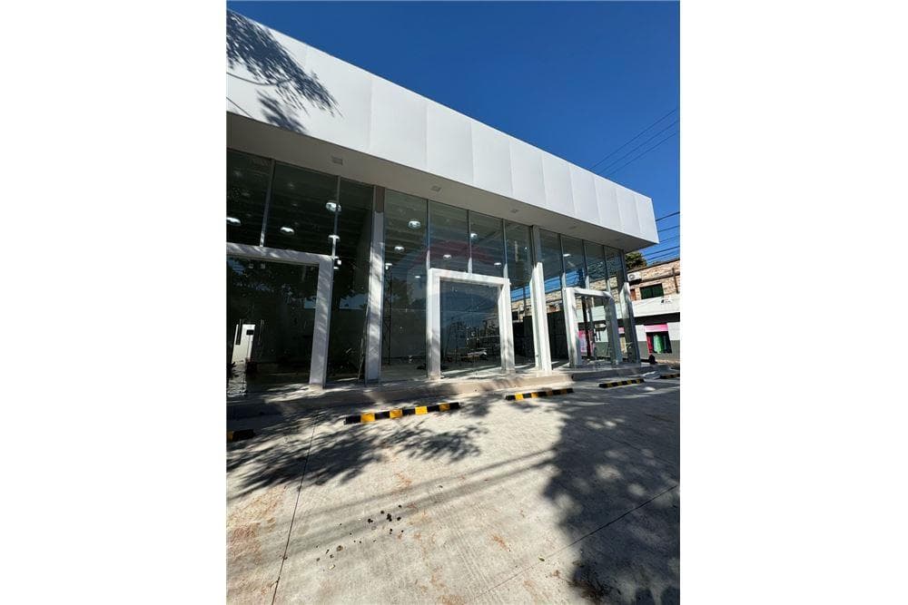 ALQUILO SALONES COMERCIALES A ESTRENAR