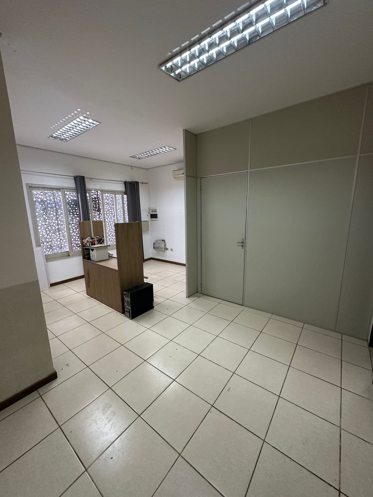 Alquilo/ Vendo Casa P/ Oficina De Una Sola Planta, Zona Ips Central. – 2