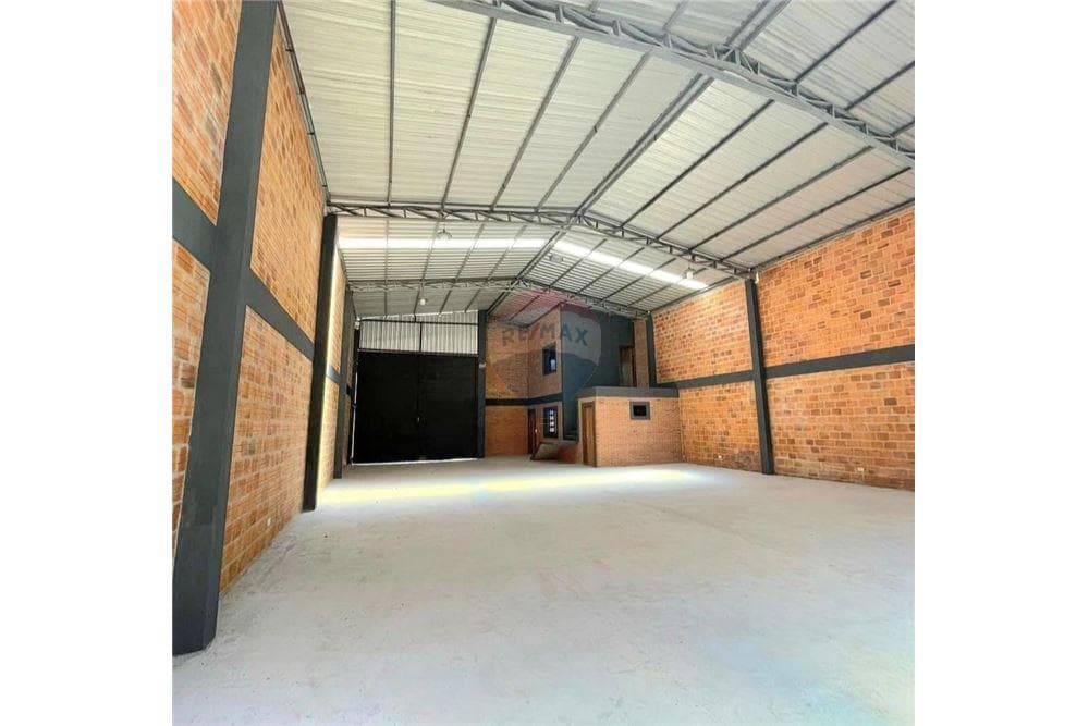 Alquilo depósito de 330 m² cerca de Puerto Seguro.