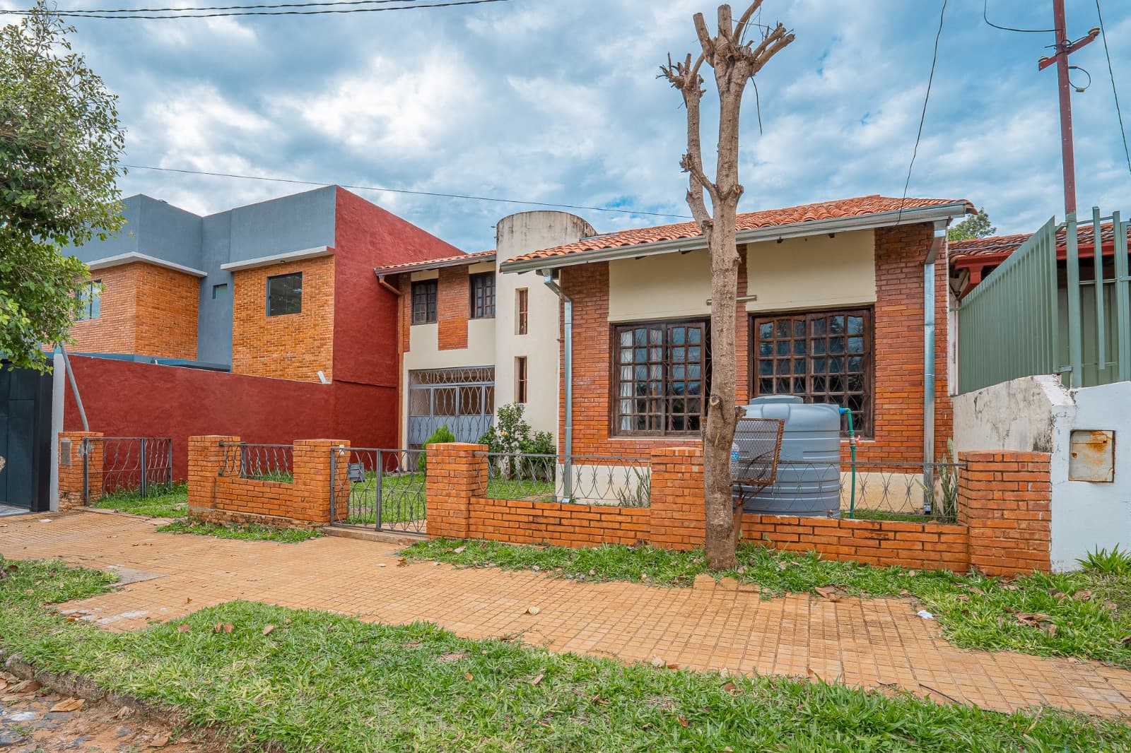 Casa con piscina en Mburucuyá