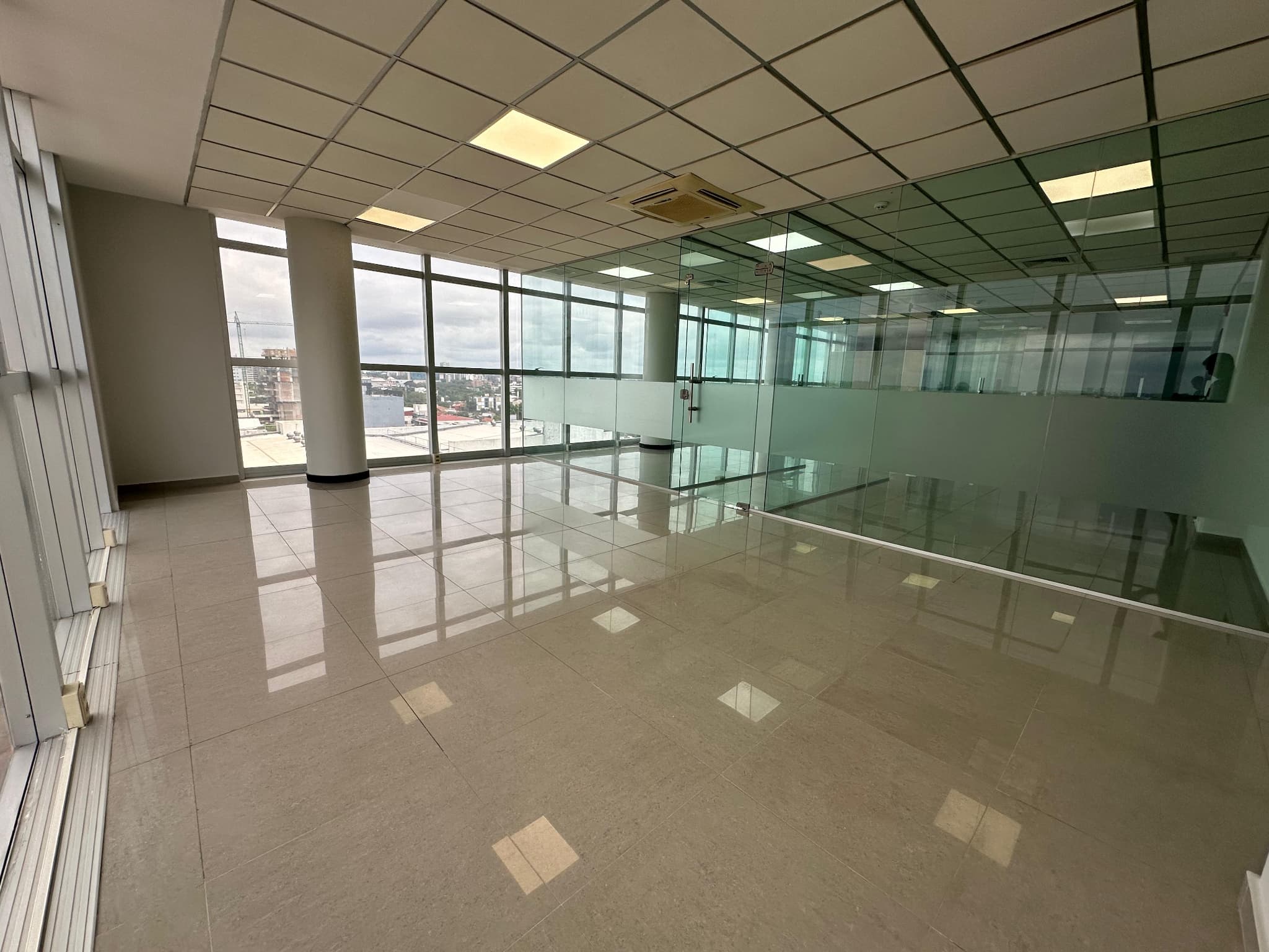 Alquiler De Oficina En El Edificio Sky Center - Zona World Trade Center – 2