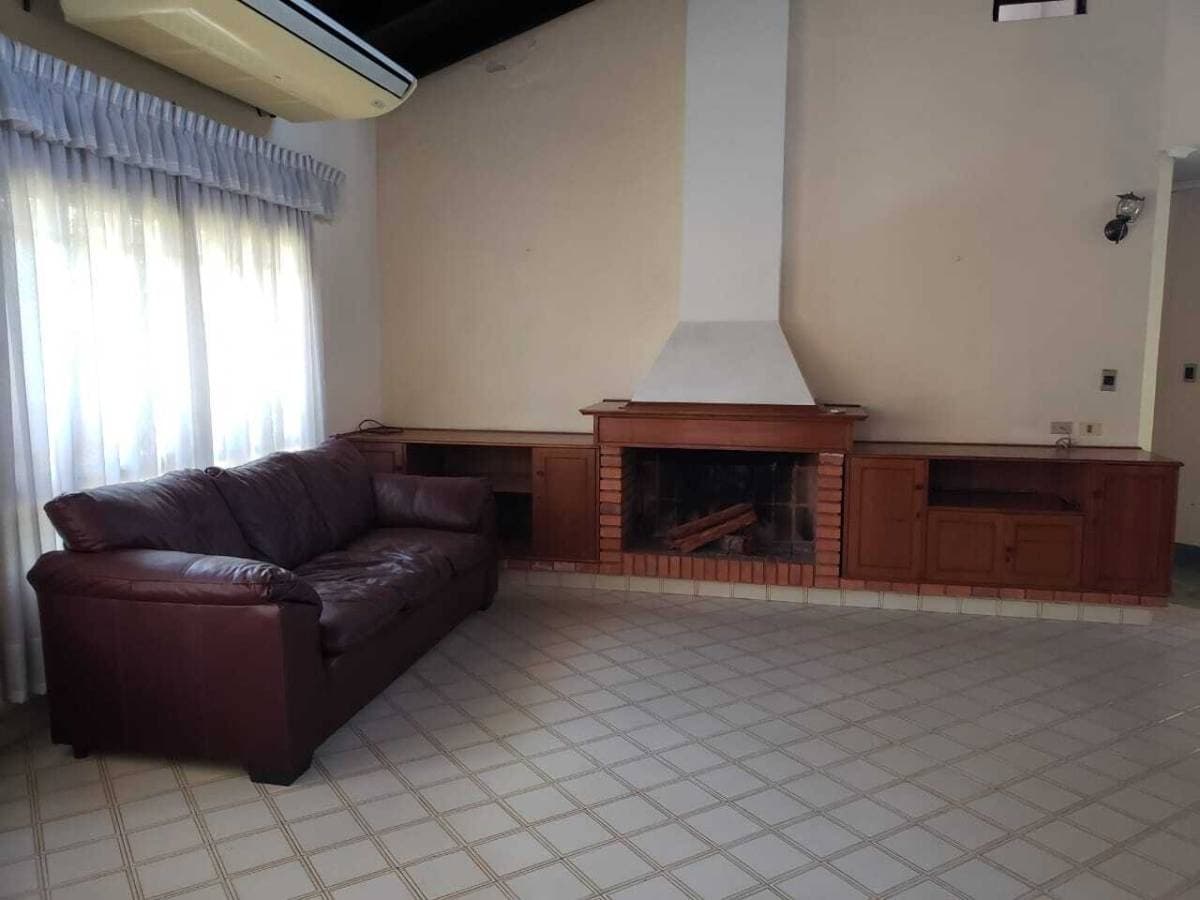 ALQUILO CASA EN EXCELENTE UBICACION EN BARRIO HERRERA – 3