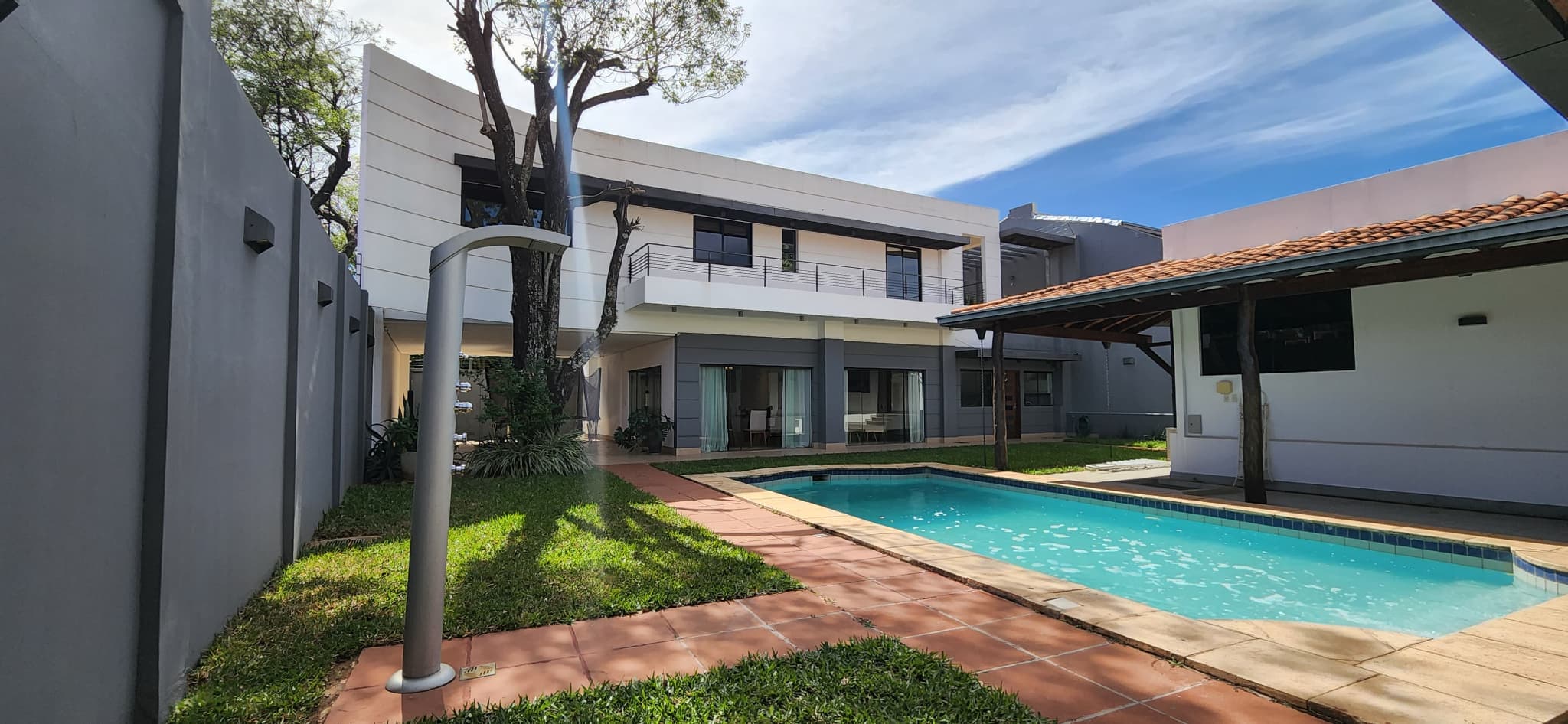 EN VENTA - RESIDENCIA MODERNA DE 4 DORMITORIOS, BARRIO VIRGEN DEL HUERTO – 2