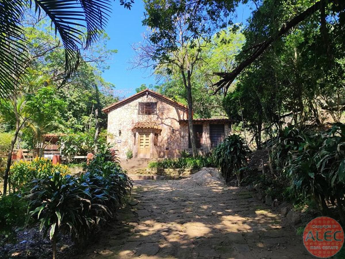 Valle De 4ha Con Casa Y Piscina Natural En Mbatoví – 2