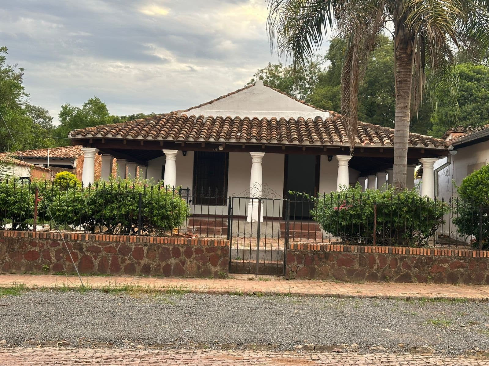 Alquilo Casona Tipo Colonial en el Centro de Areguá