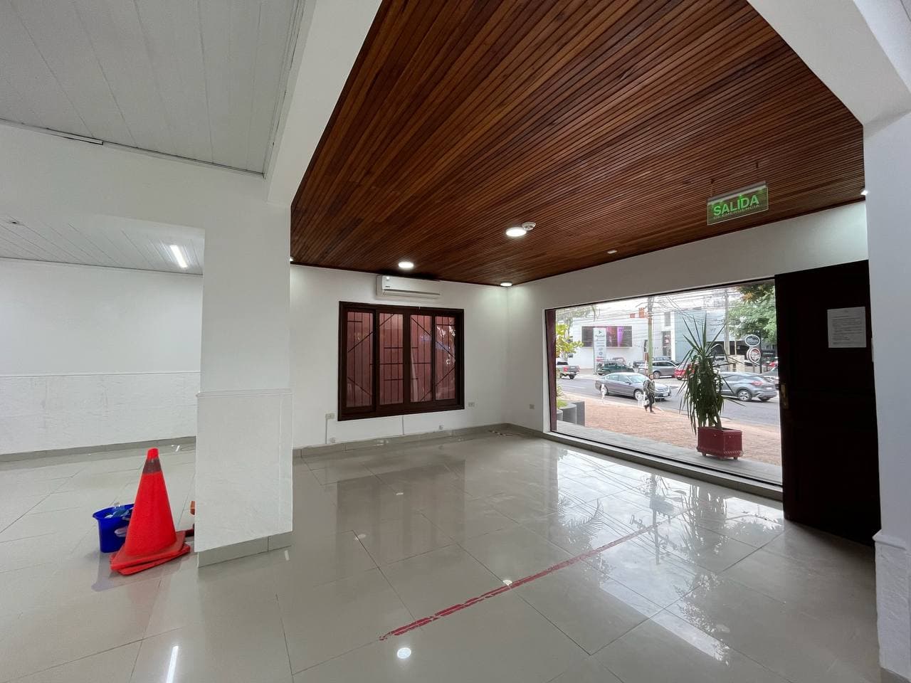 SALON COMERCIAL U OFICINA CON ESTACIONAMIENTOS SOBRE AVENIDA TRANSITADA – 2