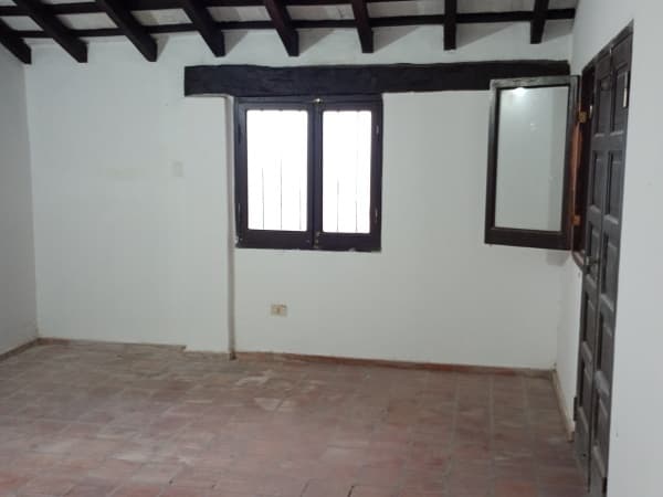 ALQUILO CASONA TIPO COLONIAL EN AREGUA – 3