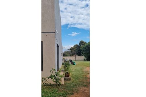 Amplia casa de 2 niveles con piscina sobre 2 lotes en San Antonio – 3