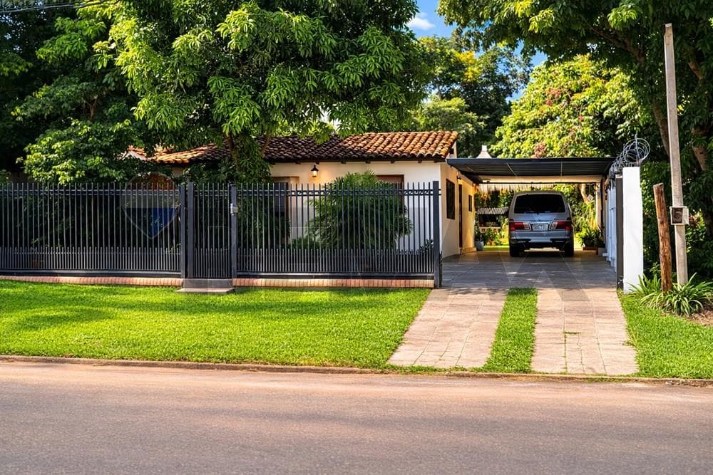 VENDO AMPLIA CASA EN REDUCTO