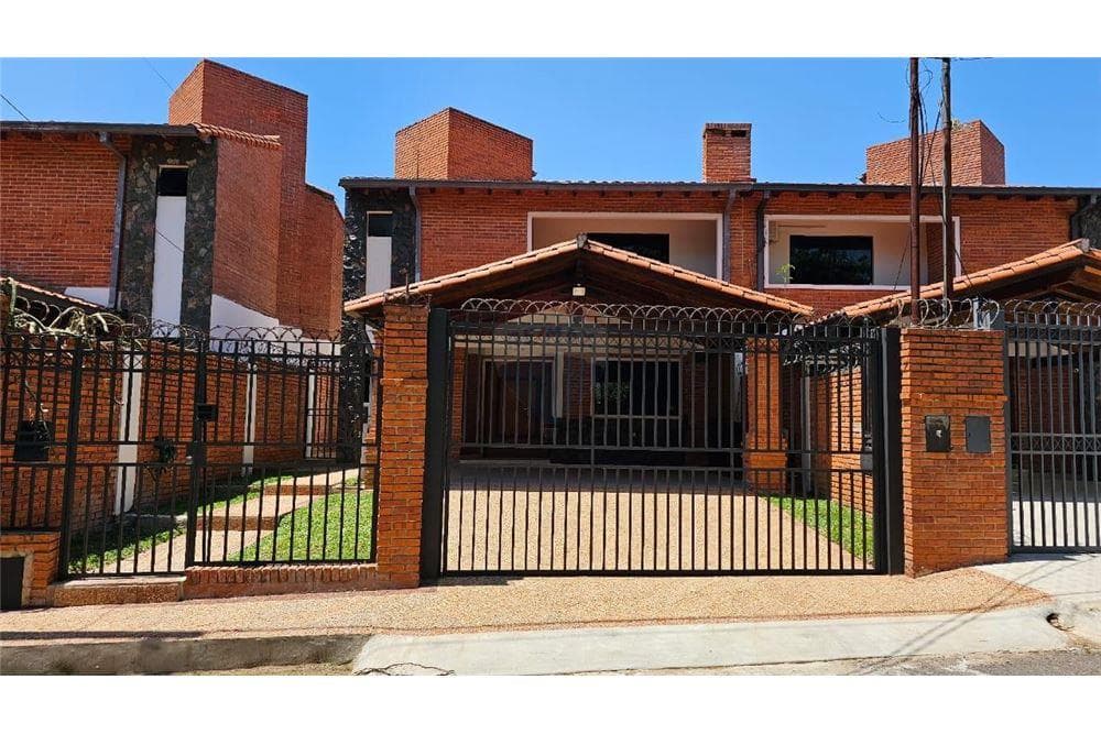 EN VENTA CASA TIPO DUPLEX A MEDIA CUADRA DE PERÓN