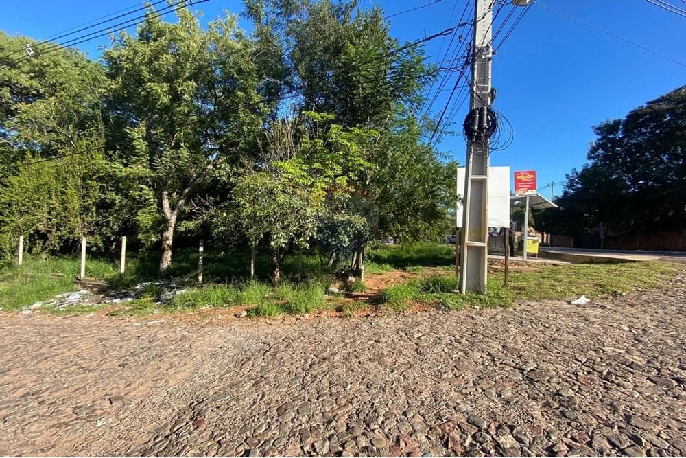 VENDO AMPLIO TERRENO EN ESQUINA SOBRE AV. DEFENSORES