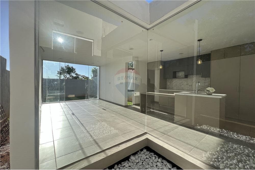 VENDO CASA MINIMALISTA A ESTRENAR EN LUQUE MORA CUE – 2