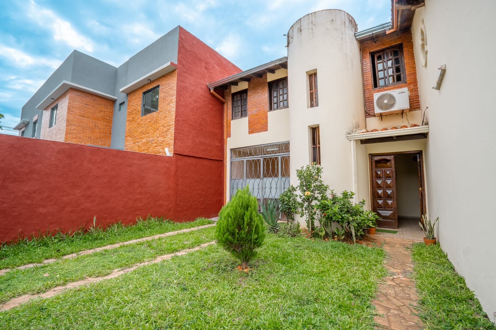Vendo Casa Con Piscina en Asunción, Barrio Mburucuyá – 3