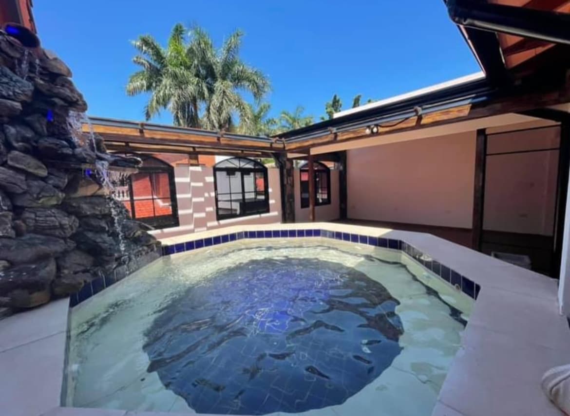 Alquilo Casa Con Piscina En Barrio Privado En Luque  En 7.400.000 Gs / Mes – 2