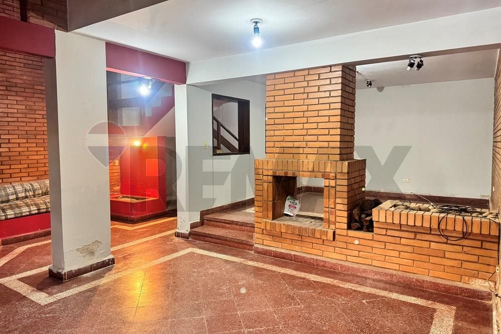 CASA EN VENTA – LAMBARÉ (PROPIEDAD EN ESQUINA) – 2