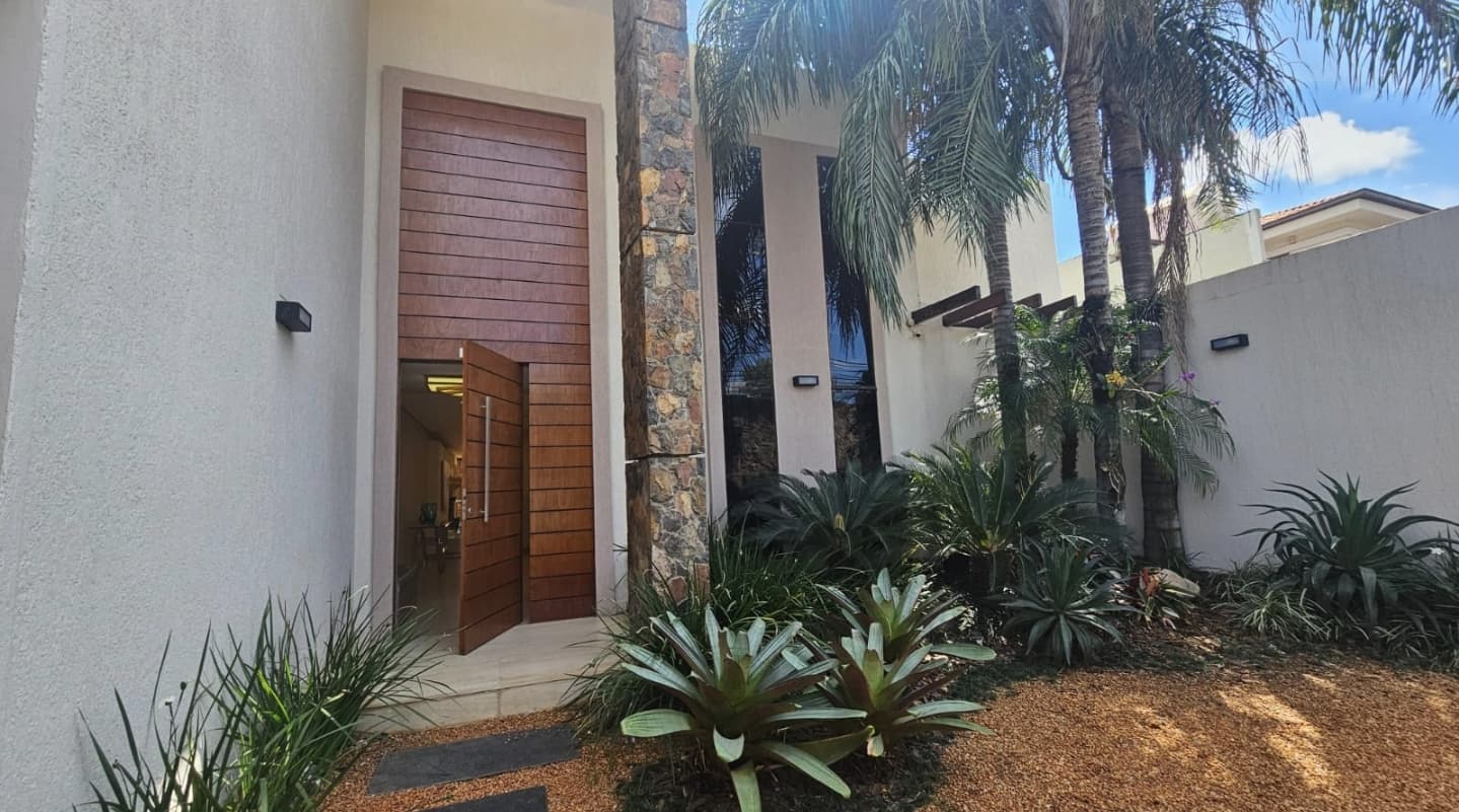 Alquilo Lujosa Residencia en Barrio Manorá de Asunción