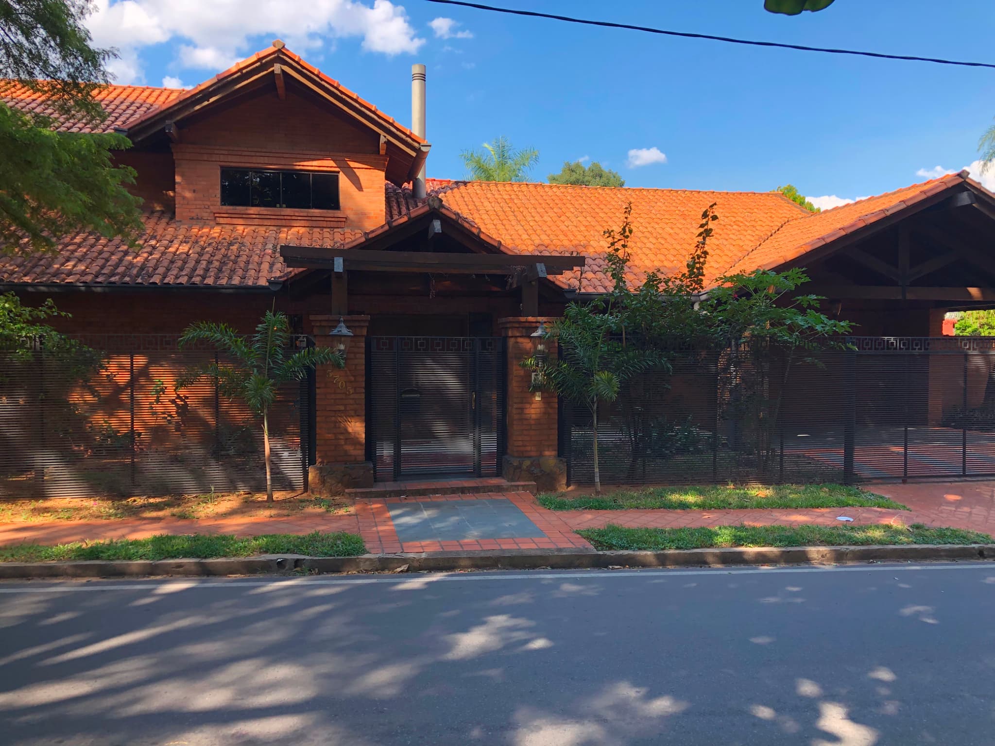 En venta lujosa residencia en barrio Los Laureles