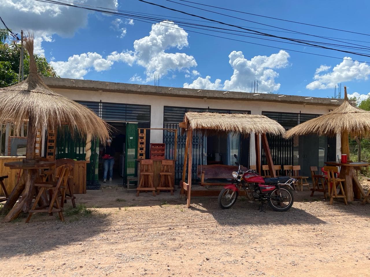 VENDO LOCAL COMERCIAL,  EN YPACARAI SOBRE RUTA R PY 02 Km 41 1/2