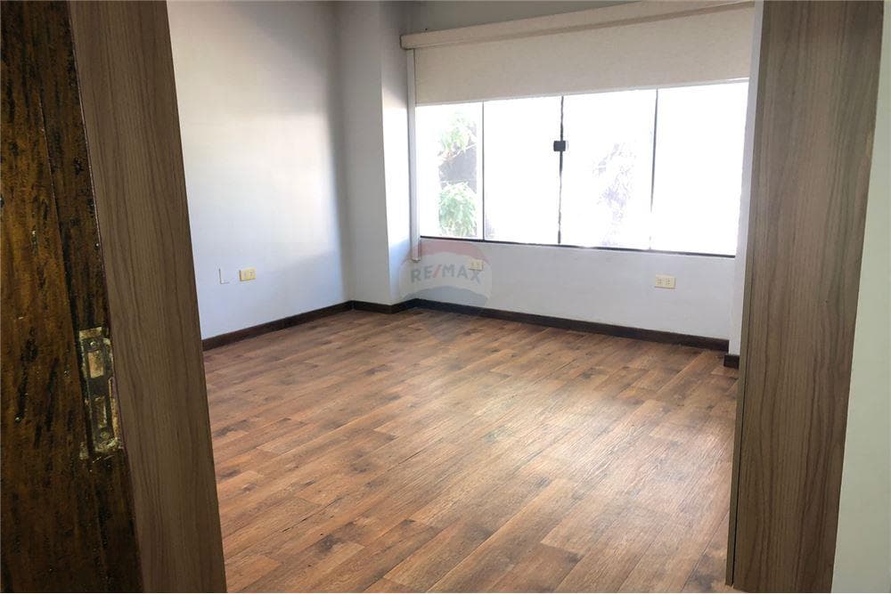 Amplio Dto. en 1er nivel para oficina o residencia – 2