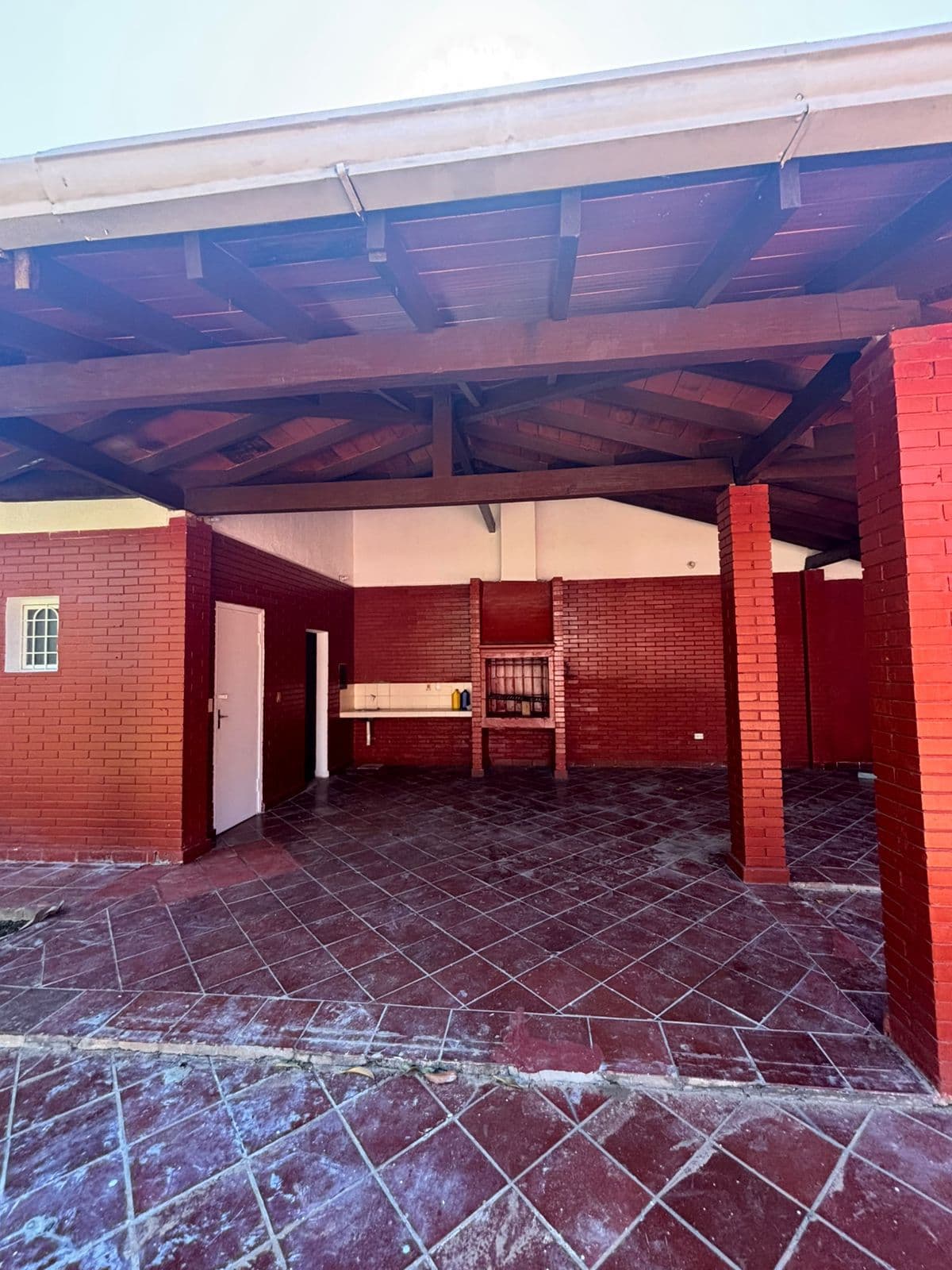 ALQUILO AMPLIA CASA SOBRE LA AVDA BRASILIA – 2