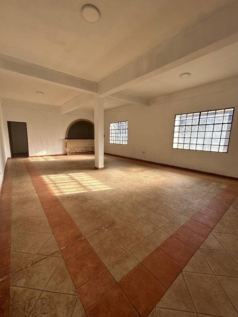 ALQUILO SALON COMERCIAL CON OFICINAS Y AMPLIO DEPOSITO ADYACENTE EN LUQUE – 2