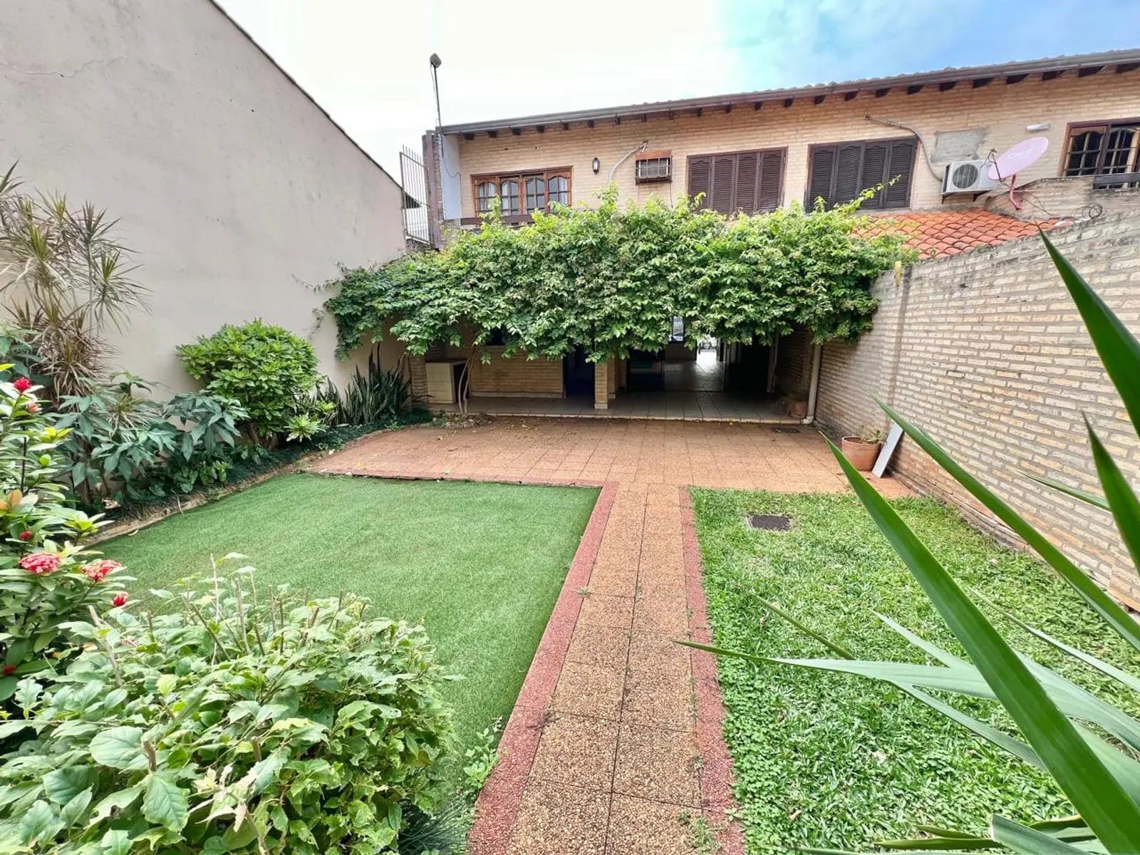 DÚPLEX CON AMPLIO PATIO EN ALQUILER – ZONA IPS CENTRAL – 2