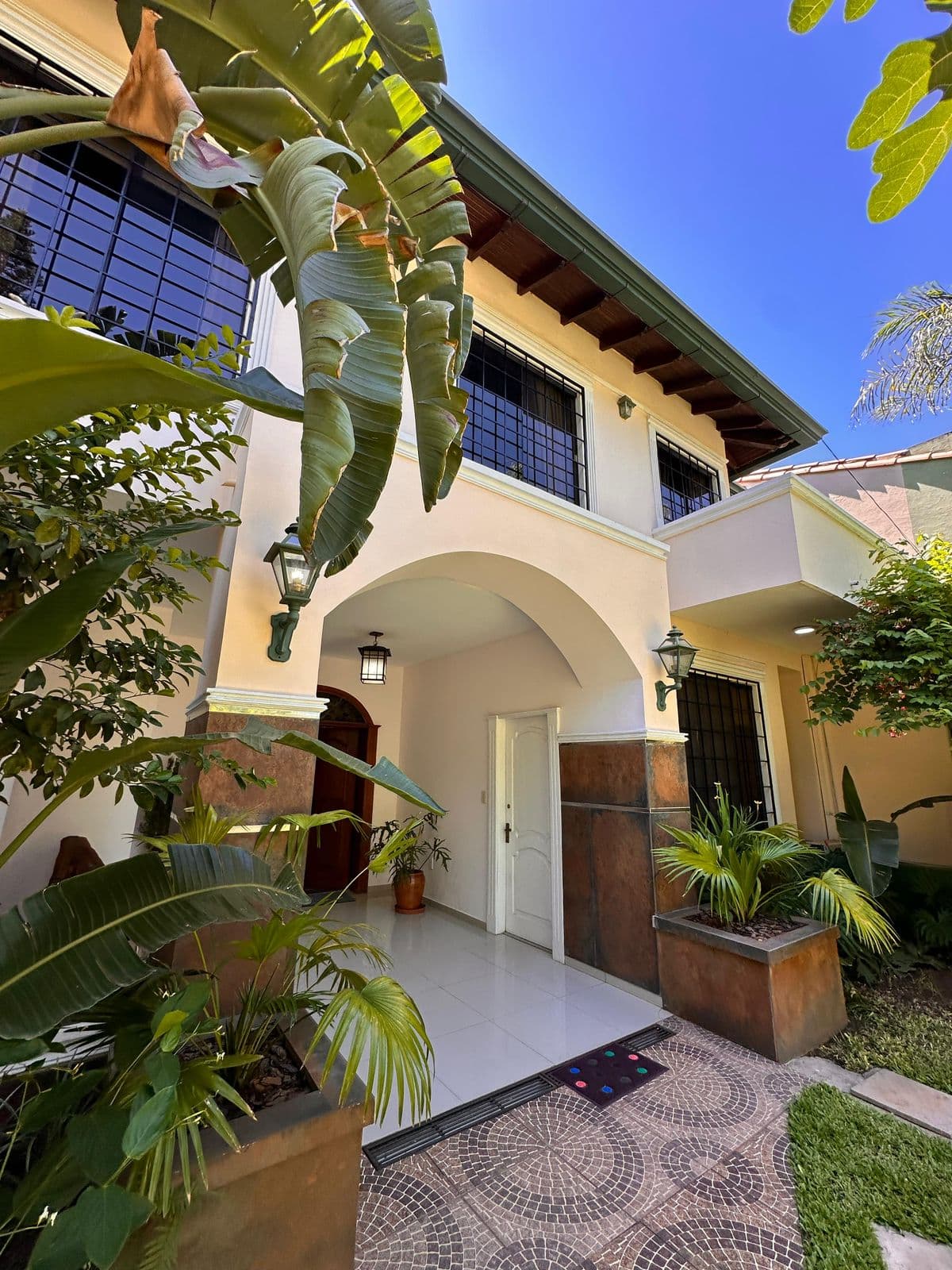 Lujosa Casa en Alquiler - Asunción - Carmelitas