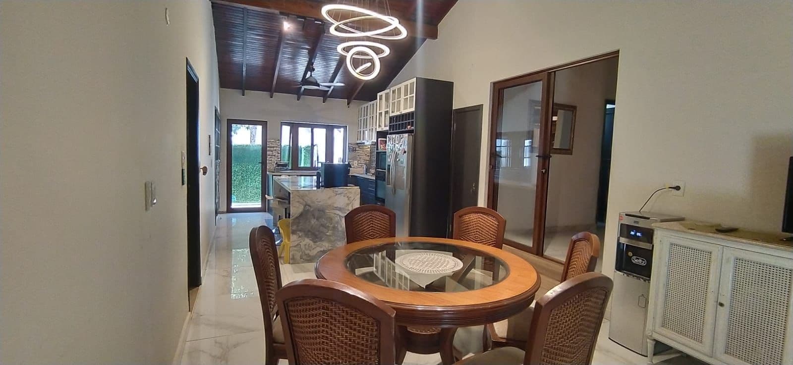 Alquiler! Amplia Residencia En Barrio Mburucuyá