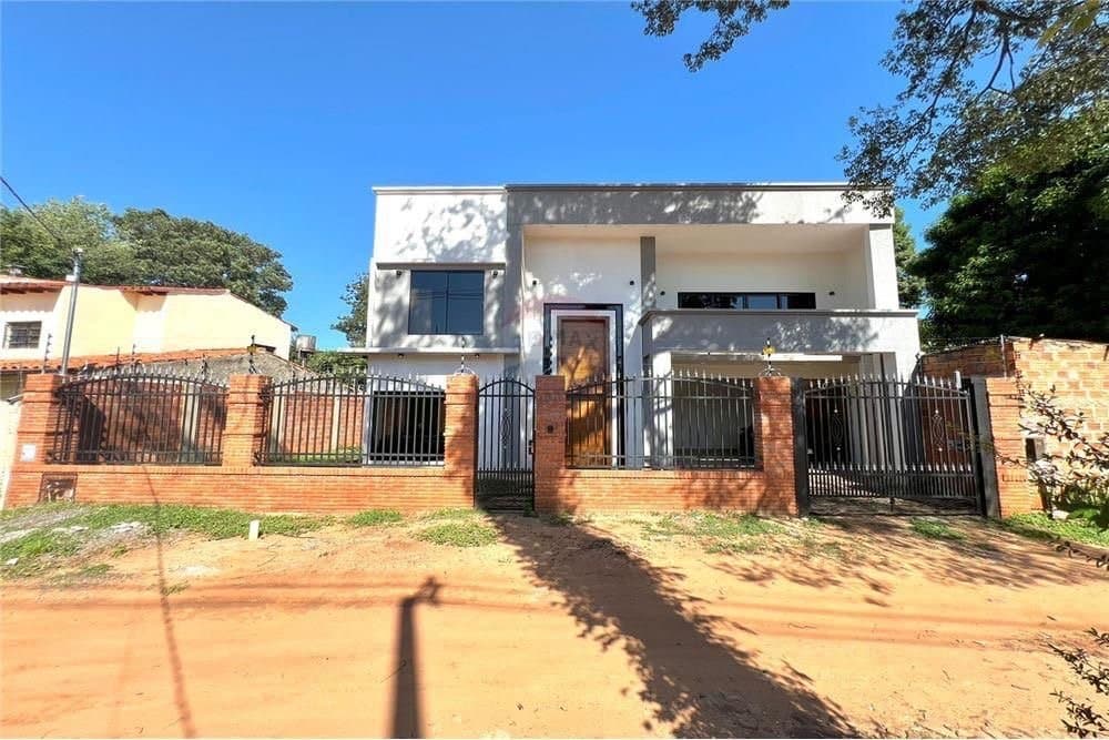 CASA RECIEN CONSTRUIDA ZONA LAGUNA GRANDE - SAN LORENZO