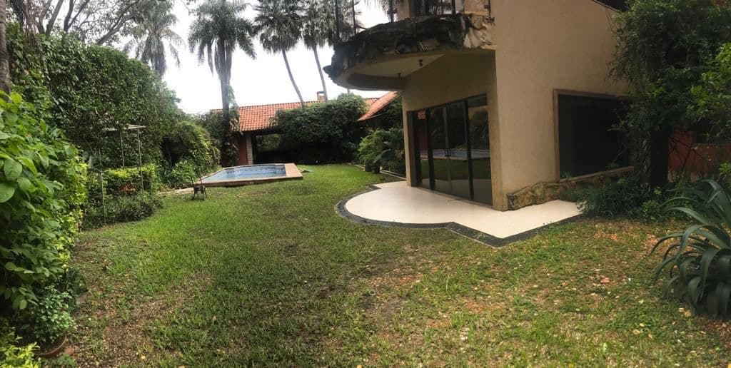 EN ALQUILER, AMPLIA RESIDENCIA DE 6 DORMITORIOS, A PASOS DE CASA RICA LAURELES. – 2